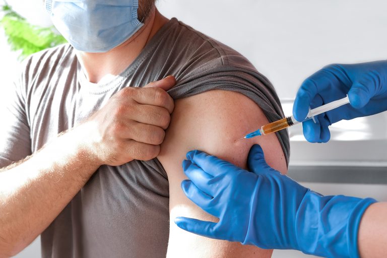 Obbligo vaccino over 50: cosa cambia e cosa rischia chi non si vaccina?