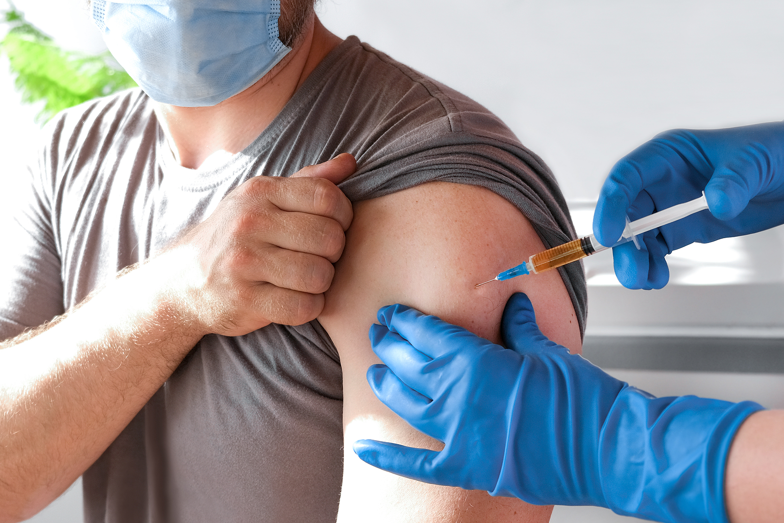 Obbligo vaccino over 50: cosa cambia e cosa rischia chi non si vaccina?